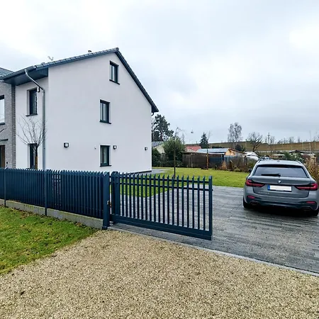 Villa Bohnapartments Luxury Berlin - 210qm - Wintergarten - Kamin - 4 Kostenlose Parkplaetze - 6 Schlafzimmer - Neubau - Luxusausstattung Birkenwerder