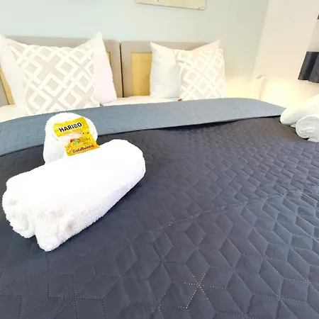 Bohnapartments Luxury Berlin - 210qm - Wintergarten - Kamin - 4 Kostenlose Parkplaetze - 6 Schlafzimmer - Neubau - Luxusausstattung Вилла Биркенвердер