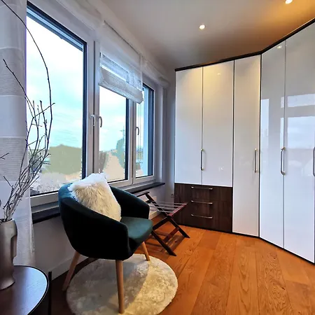 Bohnapartments Luxury Berlin - 210qm - Wintergarten - Kamin - 4 Kostenlose Parkplaetze - 6 Schlafzimmer - Neubau - Luxusausstattung Villa