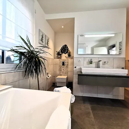 Вилла Bohnapartments Luxury Berlin - 210qm - Wintergarten - Kamin - 4 Kostenlose Parkplaetze - 6 Schlafzimmer - Neubau - Luxusausstattung Биркенвердер