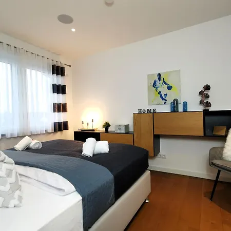 Bohnapartments Luxury Berlin - 210qm - Wintergarten - Kamin - 4 Kostenlose Parkplaetze - 6 Schlafzimmer - Neubau - Luxusausstattung * Birkenwerder