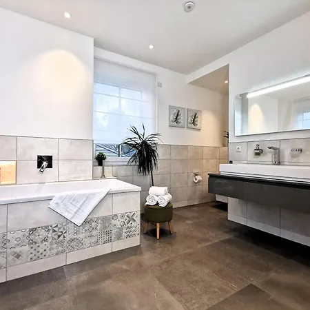 Вилла Bohnapartments Luxury Berlin - 210qm - Wintergarten - Kamin - 4 Kostenlose Parkplaetze - 6 Schlafzimmer - Neubau - Luxusausstattung *