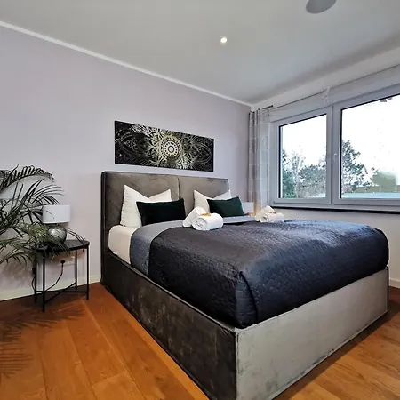 Bohnapartments Luxury Berlin - 210qm - Wintergarten - Kamin - 4 Kostenlose Parkplaetze - 6 Schlafzimmer - Neubau - Luxusausstattung *