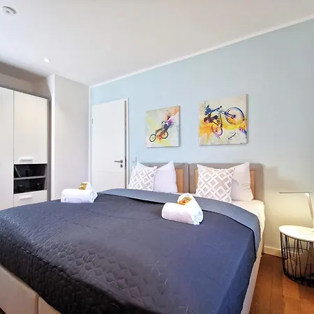 Bohnapartments Luxury Berlin - 210qm - Wintergarten - Kamin - 4 Kostenlose Parkplaetze - 6 Schlafzimmer - Neubau - Luxusausstattung