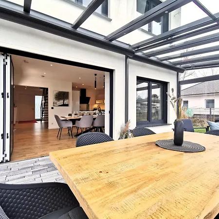 Bohnapartments Luxury Berlin - 210qm - Wintergarten - Kamin - 4 Kostenlose Parkplaetze - 6 Schlafzimmer - Neubau - Luxusausstattung Villa *