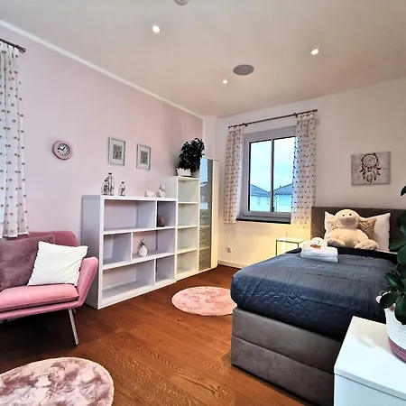 Villa Bohnapartments Luxury Berlin - 210qm - Wintergarten - Kamin - 4 Kostenlose Parkplaetze - 6 Schlafzimmer - Neubau - Luxusausstattung Birkenwerder