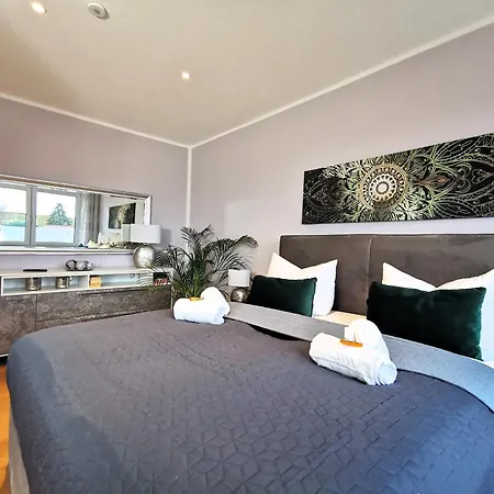 Вилла Bohnapartments Luxury Berlin - 210qm - Wintergarten - Kamin - 4 Kostenlose Parkplaetze - 6 Schlafzimmer - Neubau - Luxusausstattung