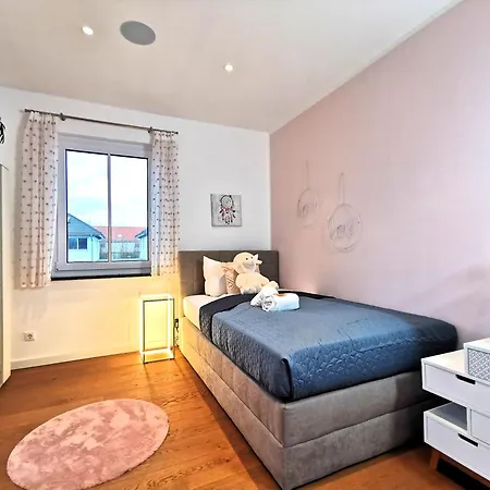 Bohnapartments Luxury Berlin - 210qm - Wintergarten - Kamin - 4 Kostenlose Parkplaetze - 6 Schlafzimmer - Neubau - Luxusausstattung Birkenwerder