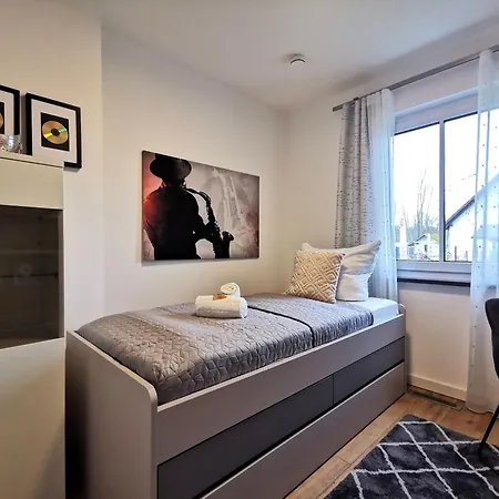 Bohnapartments Luxury Berlin - 210qm - Wintergarten - Kamin - 4 Kostenlose Parkplaetze - 6 Schlafzimmer - Neubau - Luxusausstattung Villa