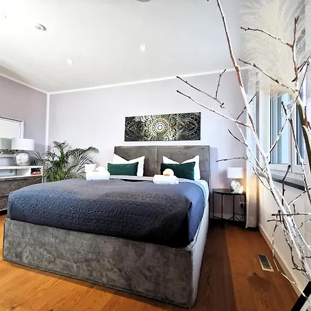 Bohnapartments Luxury Berlin - 210qm - Wintergarten - Kamin - 4 Kostenlose Parkplaetze - 6 Schlafzimmer - Neubau - Luxusausstattung Villa *