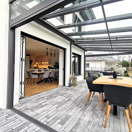 Villa Bohnapartments Luxury Berlin - 210qm - Wintergarten - Kamin - 4 Kostenlose Parkplaetze - 6 Schlafzimmer - Neubau - Luxusausstattung Birkenwerder