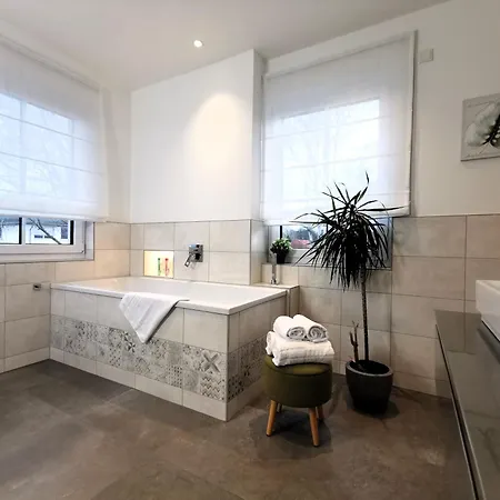 Villa Bohnapartments Luxury Berlin - 210qm - Wintergarten - Kamin - 4 Kostenlose Parkplaetze - 6 Schlafzimmer - Neubau - Luxusausstattung *