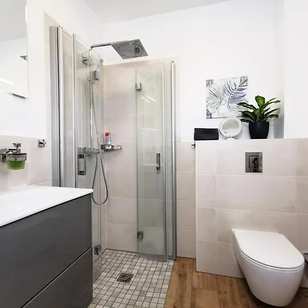 Bohnapartments Luxury Berlin - 210qm - Wintergarten - Kamin - 4 Kostenlose Parkplaetze - 6 Schlafzimmer - Neubau - Luxusausstattung Villa Birkenwerder