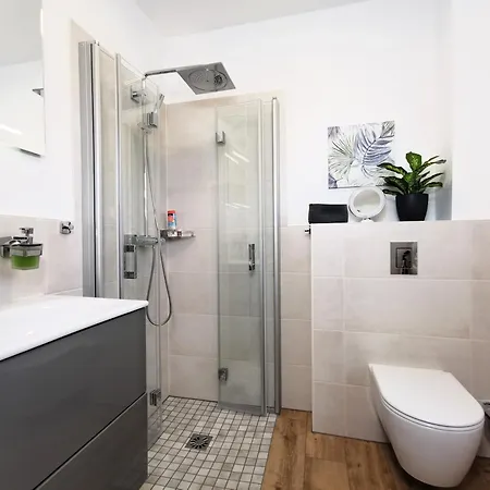 Bohnapartments Luxury Berlin - 210qm - Wintergarten - Kamin - 4 Kostenlose Parkplaetze - 6 Schlafzimmer - Neubau - Luxusausstattung Вилла Биркенвердер