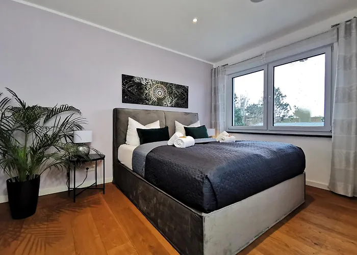 Bohnapartments Luxury Berlin - 210qm - Wintergarten - Kamin - 4 Kostenlose Parkplaetze - 6 Schlafzimmer - Neubau - Luxusausstattung *